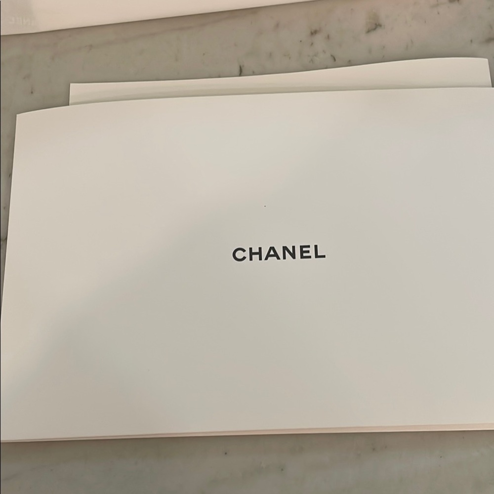 CHANEL Black and White gift box - Picture 4 of 7